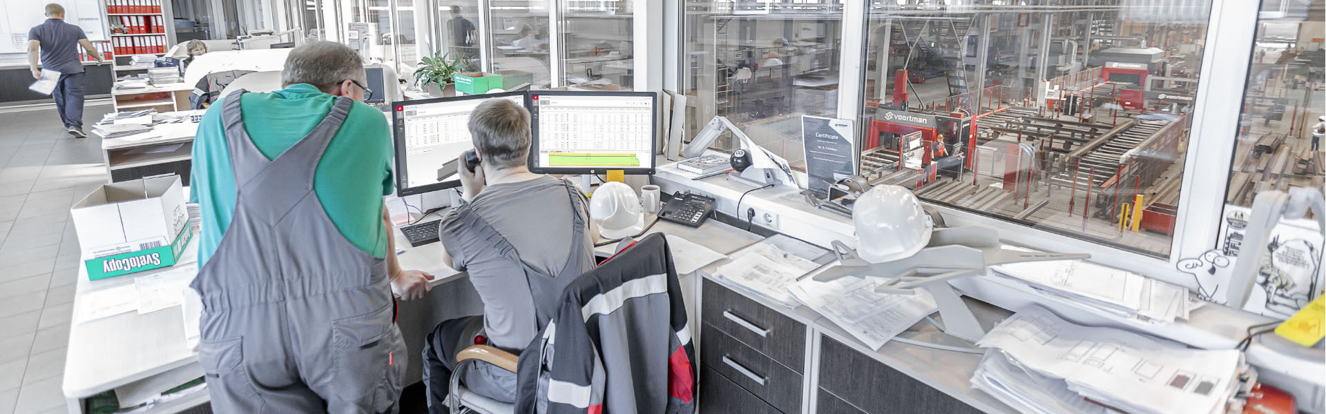 Operadores de software Vacam office workfloor